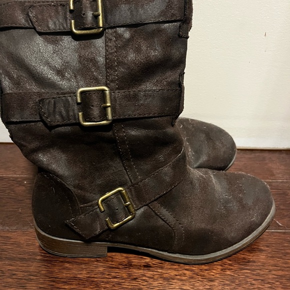 Suede type material boots. Only worn a few times. Size 9. cute and comfortable. - Picture 2 of 3